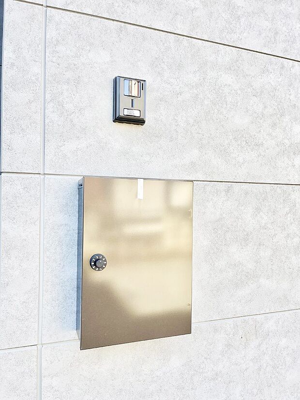 シンプルなデザインのポスト