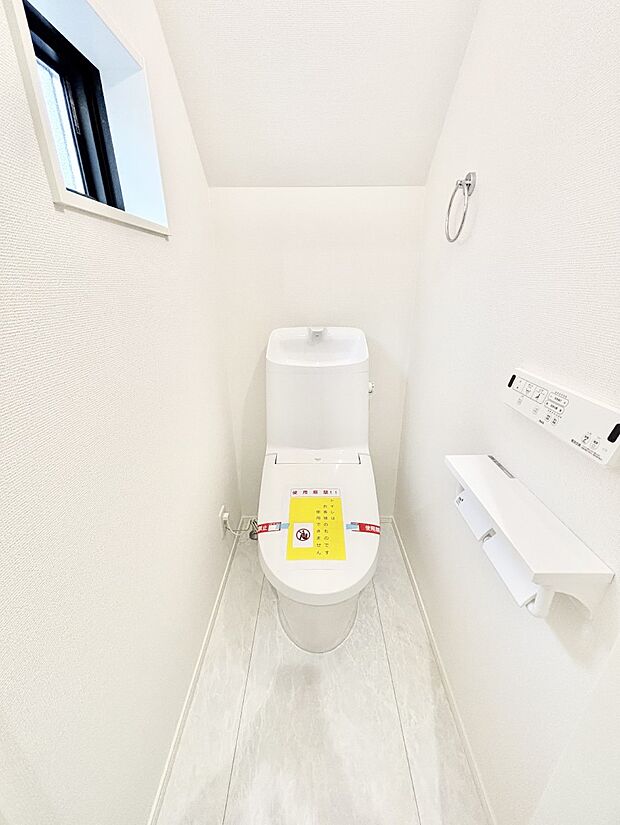 明るく清潔感のあるトイレです。