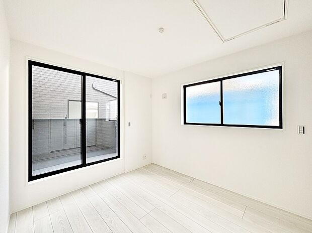 バルコニーが開放感をプラスしてくれる洋室