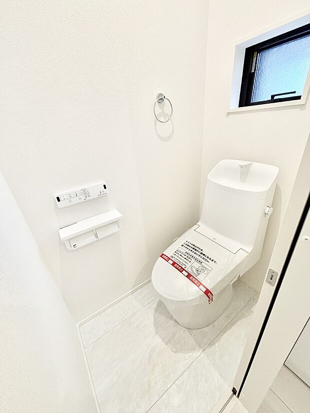 明るく清潔感のあるトイレです。