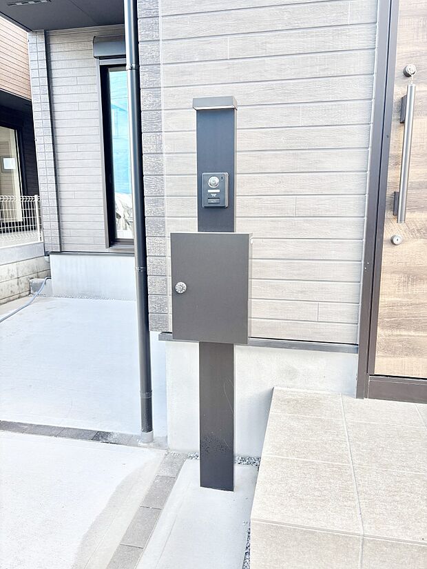 シンプルデザインのポスト。