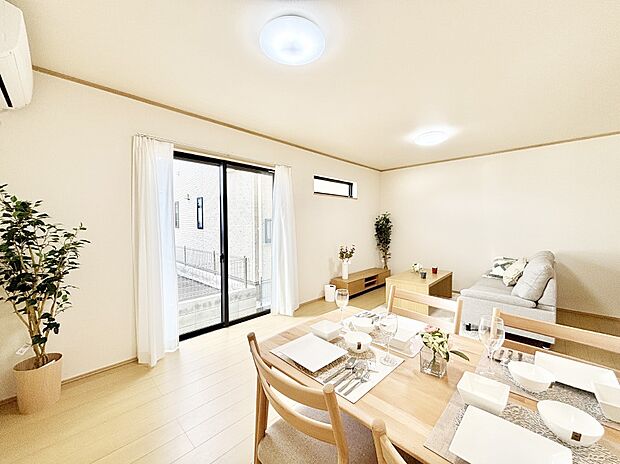 大きな窓からたっぷりの陽光と風を感じられるリビング