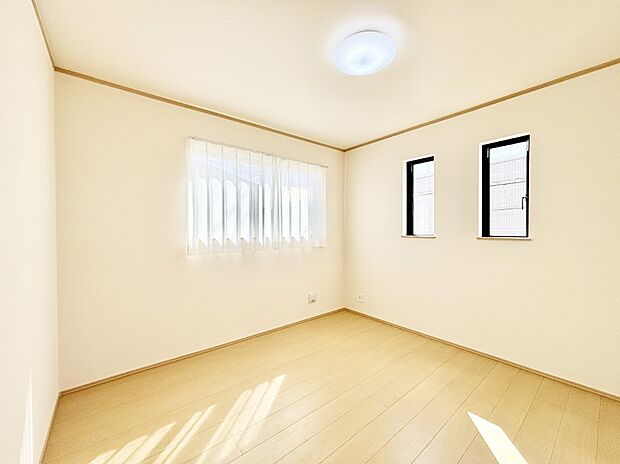 窓からのやさしい光が心地よいプライベートルーム