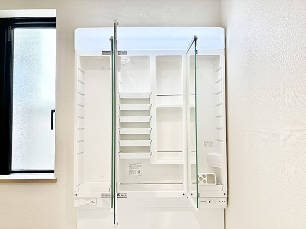 三面鏡の裏に、化粧品や衛生用品などを収納可能。洗面台をすっきりと保ちます！