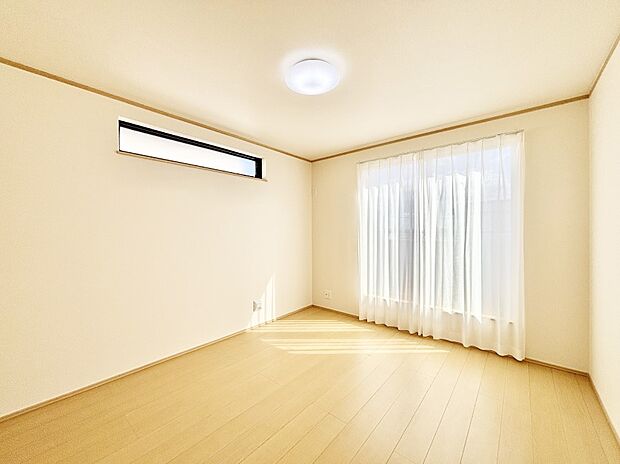 バルコニーが開放感をプラスしてくれる洋室