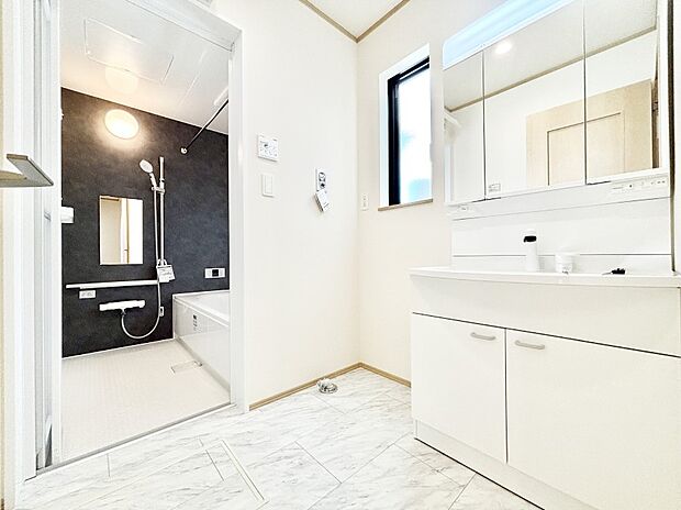 清潔感ある洗面化粧室で朝の身支度も快適