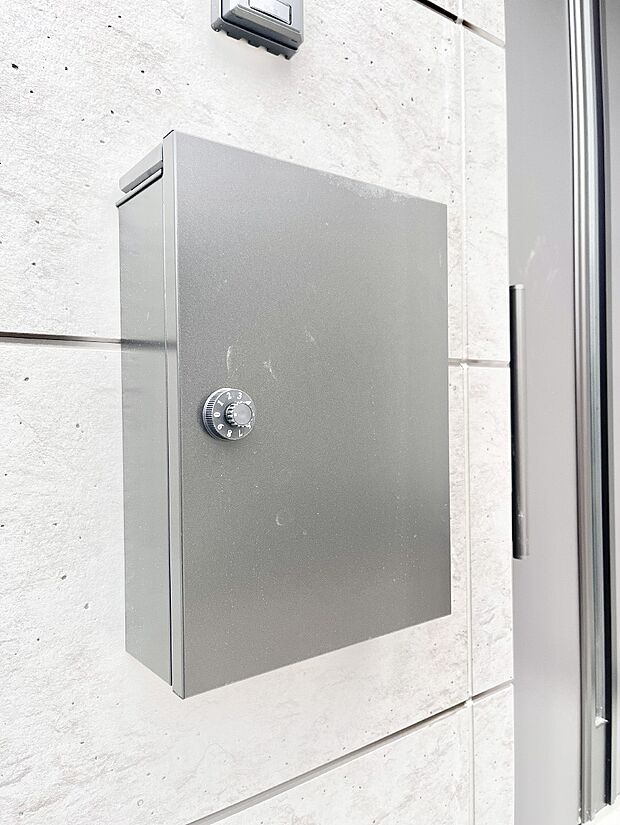 シンプルデザインのポスト。