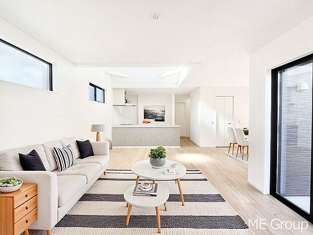 家族の和やかな会話が聞こえてきそう。開放感のあるリビングです。※家具はCGです