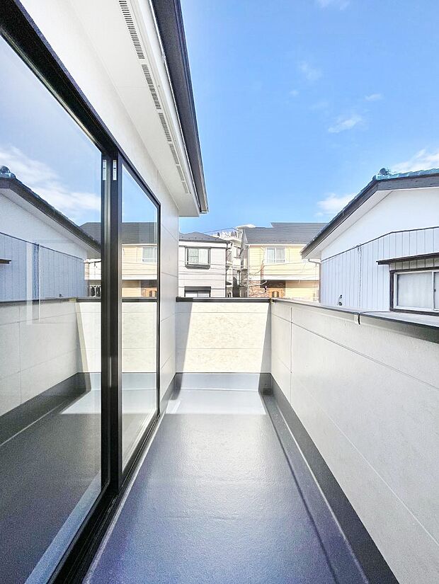 ゆったりバルコニーだから沢山お洗濯ものを干せます。