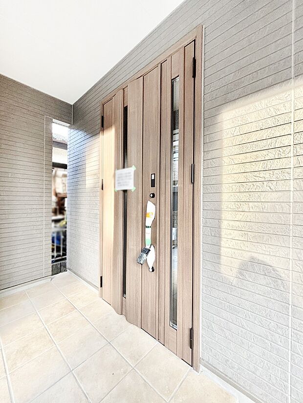 大切な家族、来客を出迎える玄関。