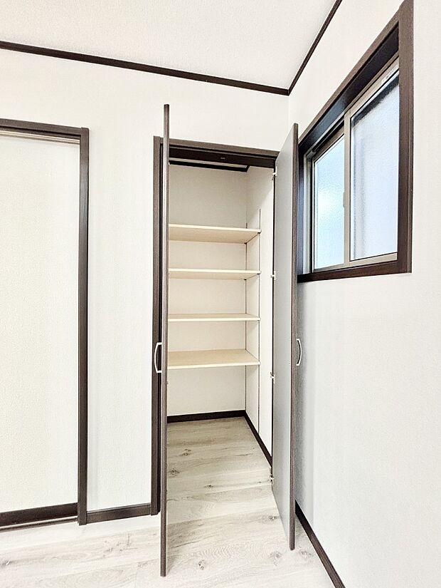 食材のストックはもちろん、日用品の収納など使い方はいろいろ！    