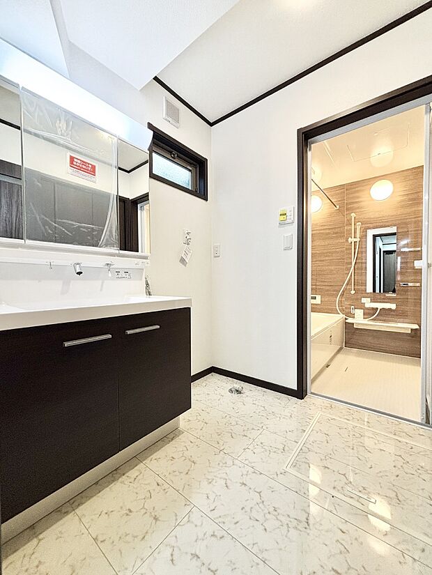 身支度もスムーズにおこなえる脱衣場。  