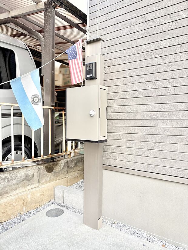 シンプルデザインのポスト。