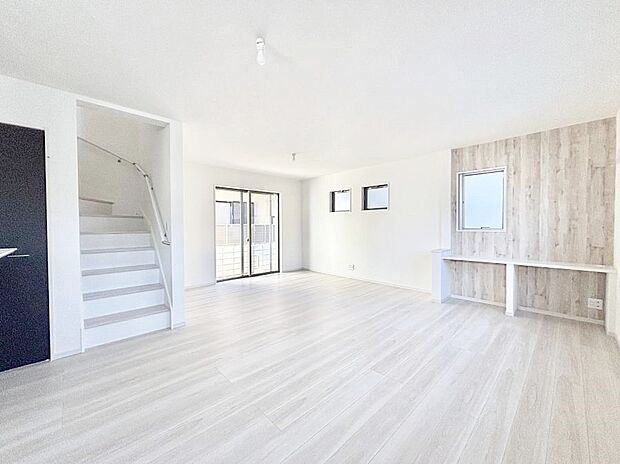 明るい陽光が注ぎ、寛ぎの雰囲気に満たされるリビングダイニング