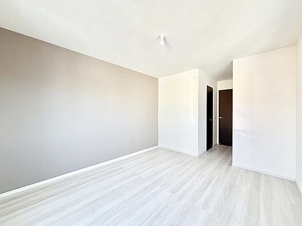 アクセントクロスがお洒落な洋室。