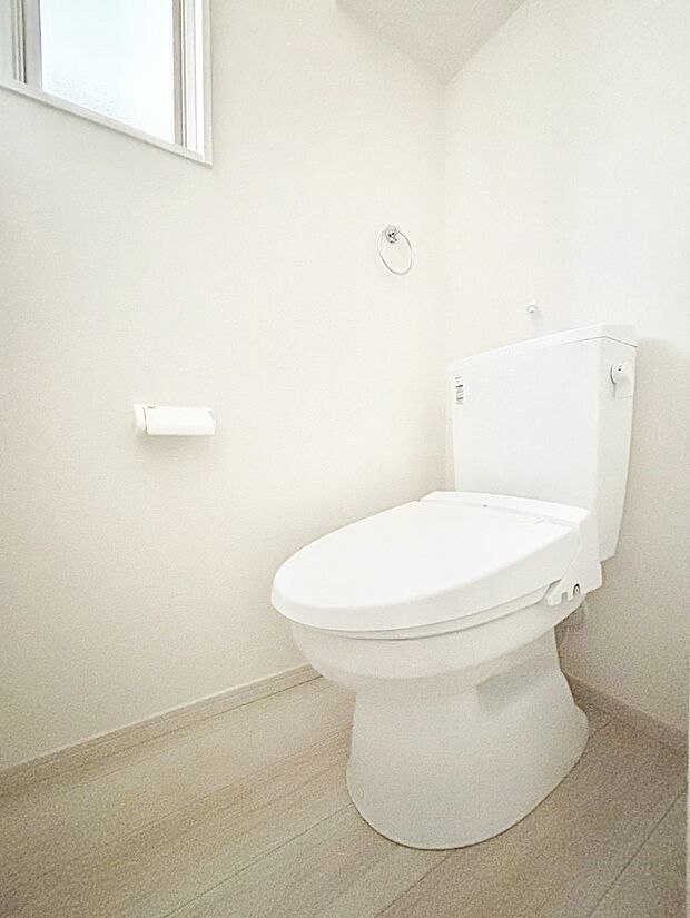清潔感あるシャワートイレ。小窓から光が注ぎ込みます!