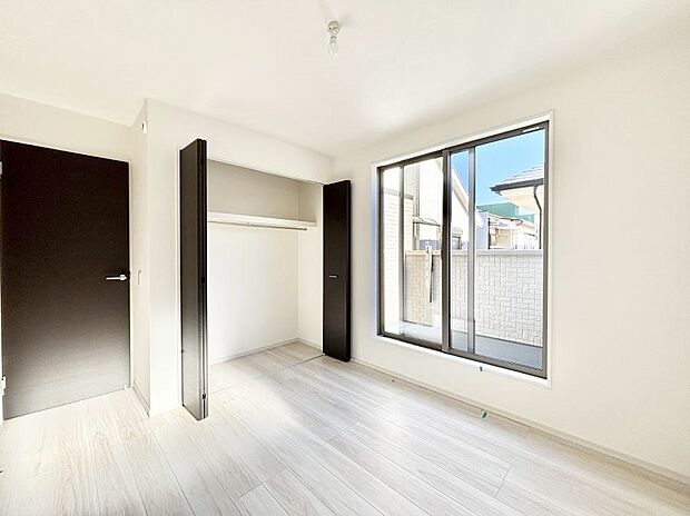 明るいバルコニーサイドに洋室を設置。目覚めの良い寝室に。