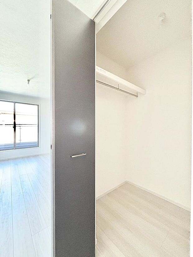 ウォークインクローゼット付きで生活空間を広く利用できます。