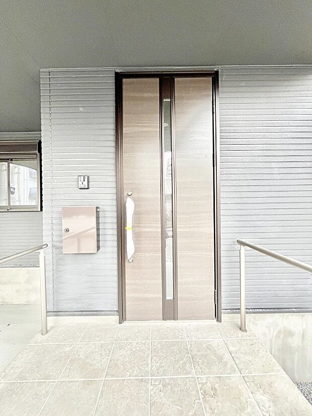 シンプルで落ち着いた雰囲気の玄関でご家族やお客様をお出迎え！