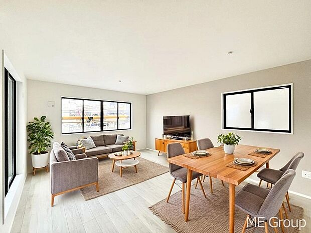 ご家族の賑やかな話し声で包まれる明るいリビング ※家具はCGです