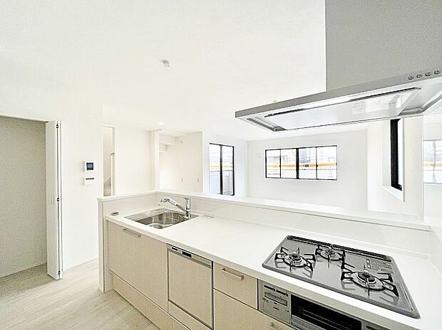 カウンター越しに楽しいおしゃべり。いつものお料理がもっと美味しくなりそうですね。