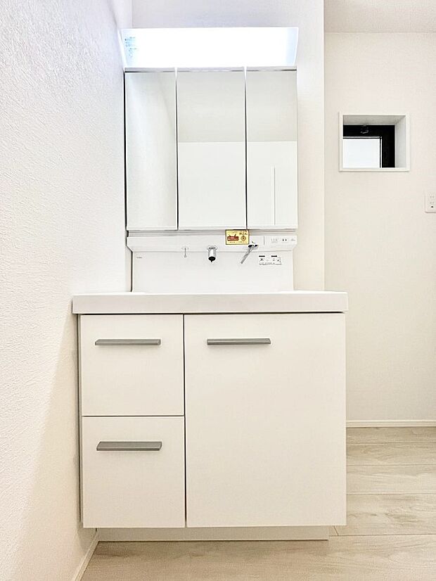 スタイリングに便利な三面鏡、ミラーキャビネットで細かい物スッキリ