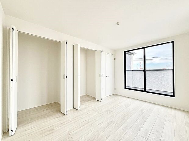 明るいバルコニーサイドに洋室を設置。目覚めの良い寝室に。