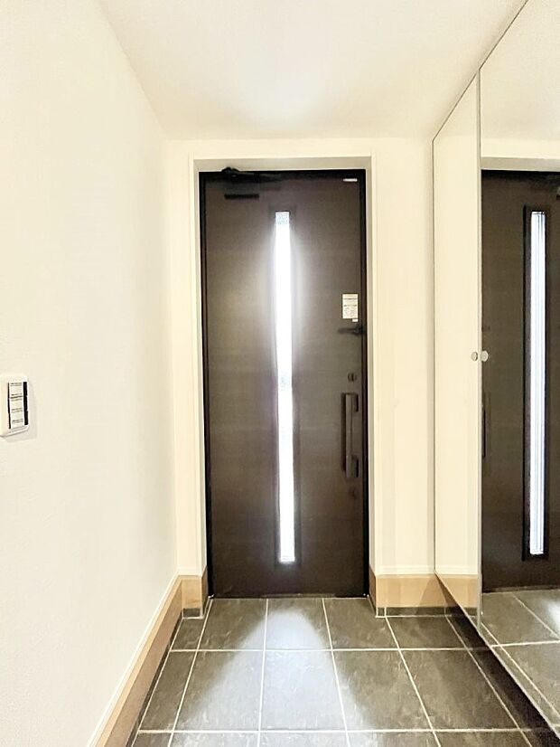 ガラススリットの入った玄関ドアが室内に光を届けてくれます