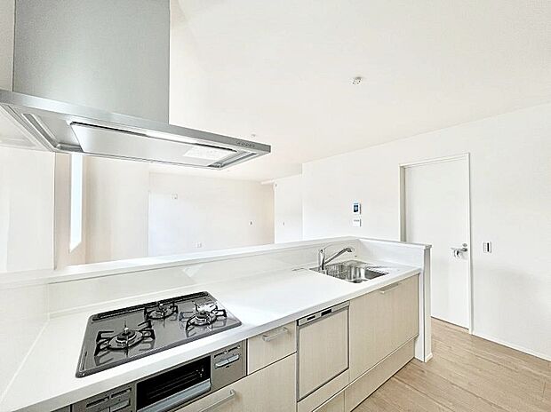 カウンター越しに楽しいおしゃべり。いつものお料理がもっと美味しくなりそうですね。