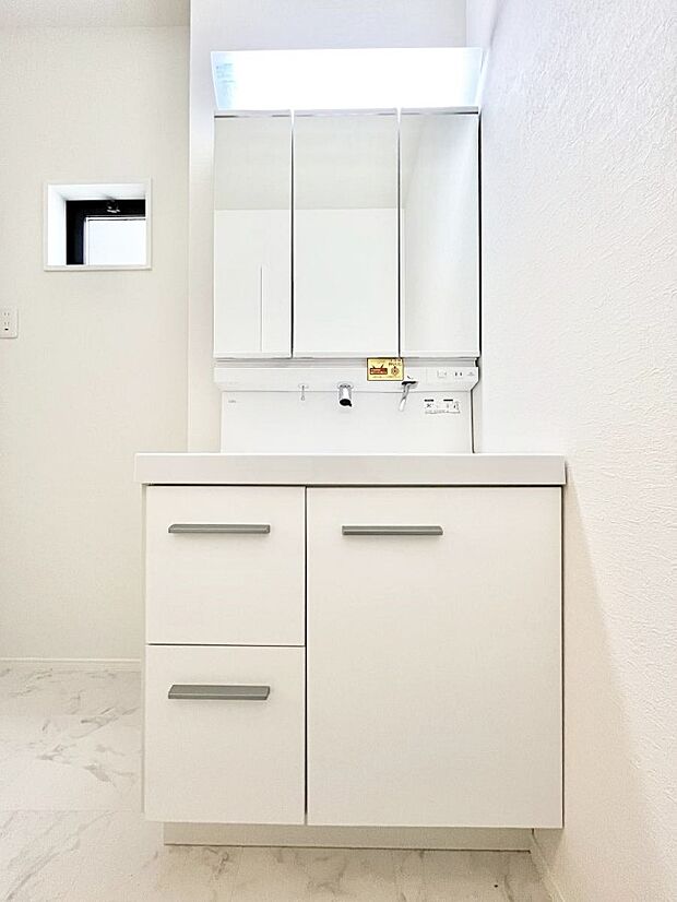 大きく見やすい三面鏡で清潔感ある洗面台は、身だしなみチェックや肌のお手入れにおすすめです。