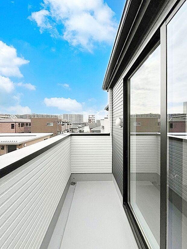 広々バルコニーでお洗濯物が気持ちよく乾きます。