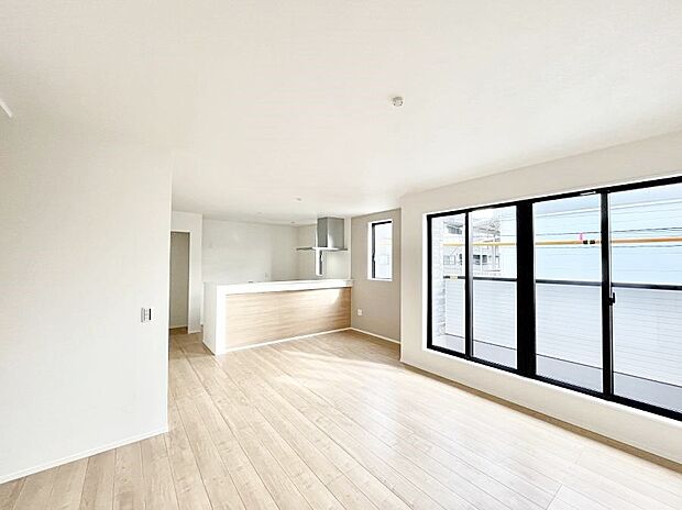 日当たりの良いリビング。お気に入りのグリーンを飾れば更に心地よさがアップ!