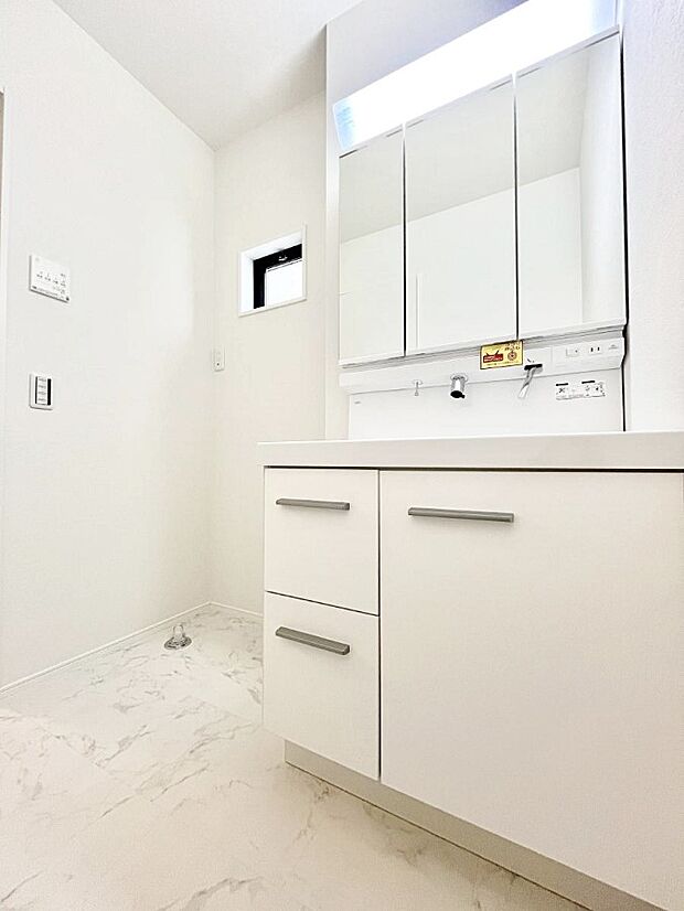 小窓がついているので湿気の多い場所でも換気が十分行えます。毎日の身支度を気持ち良く!