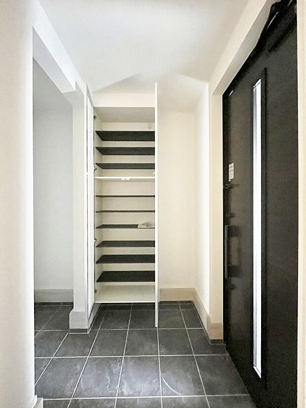 ガラススリットの入った玄関ドアが室内に光を届けてくれます