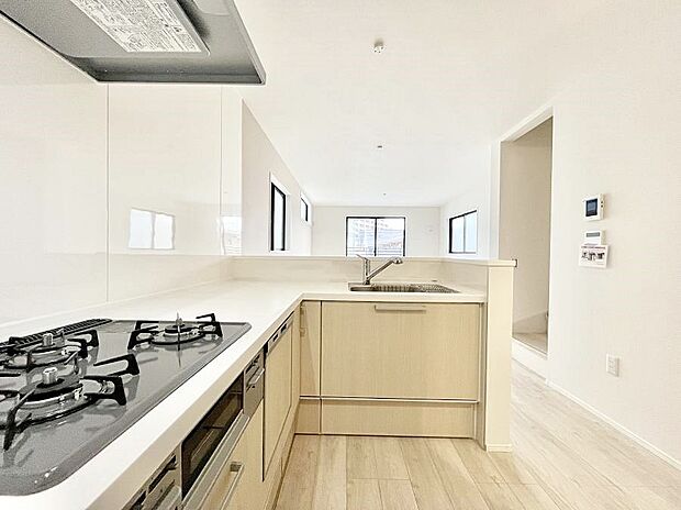 L字型だと料理するスペースも広々と使えます。コンパクトに動けてお料理ラクラク。