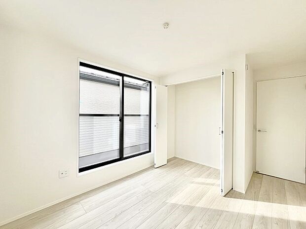 バルコニーが開放感をプラスしてくれる洋室