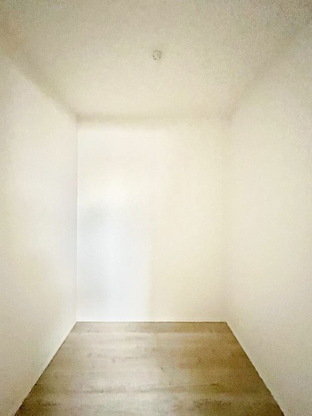 季節物の衣類もスッキリ収納できるウォークインクローゼット