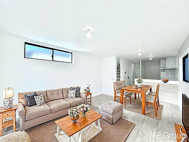 ご家族の賑やかな話し声で包まれる明るいリビング ※家具はCGです