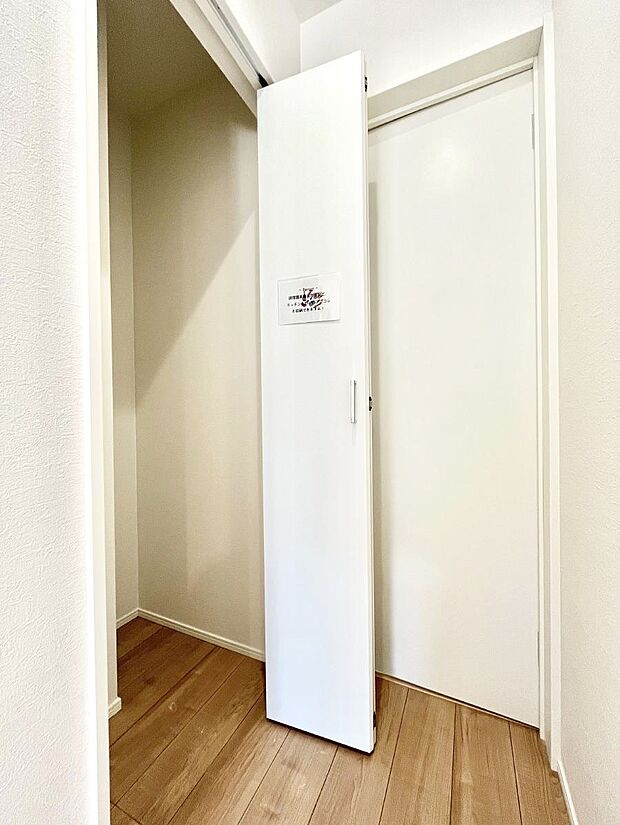 リビング収納。ここに収納があると物が集まるLDKがスッキリ片付きそうですね。  