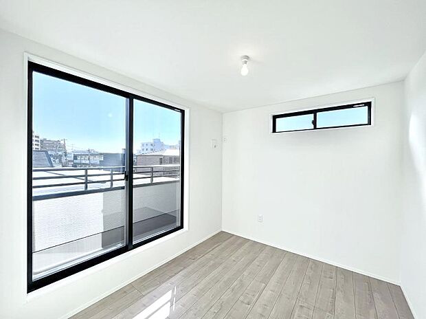 バルコニーが開放感をプラスしてくれる洋室