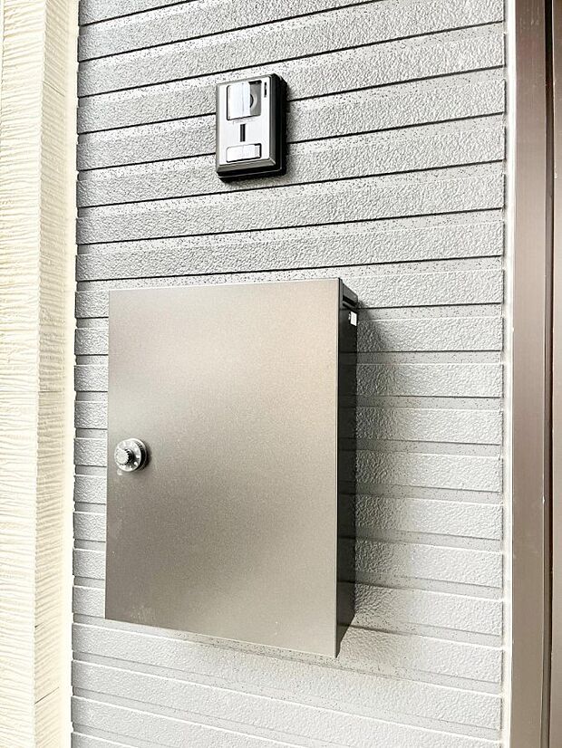 シンプルデザインのポスト。