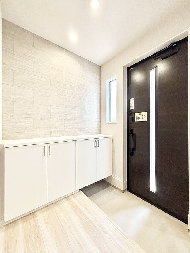 ガラススリットの入った玄関ドアが室内に光を届けてくれます