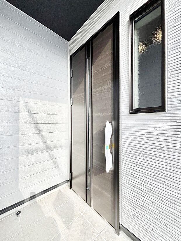 玄関前は雨が降っても濡れにくい屋根付き