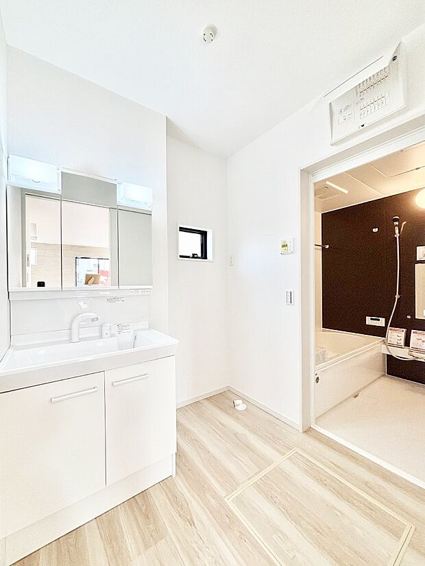 清潔感ある洗面化粧室で朝の身支度も快適