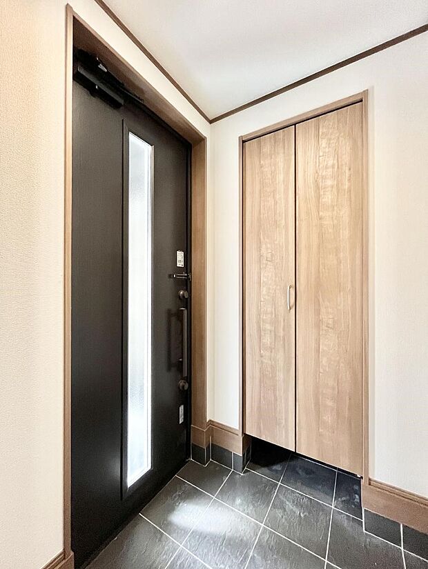 ガラススリットの入った玄関ドアが室内に光を届けてくれます