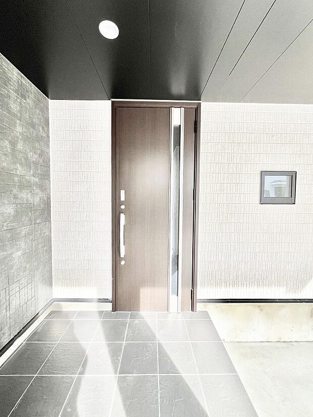 玄関前は雨が降っても濡れにくい屋根付き