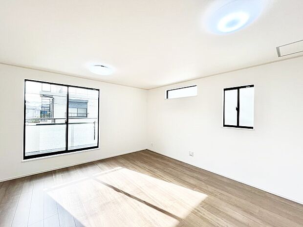 大きな窓からたっぷりの陽光と風を感じられるリビング