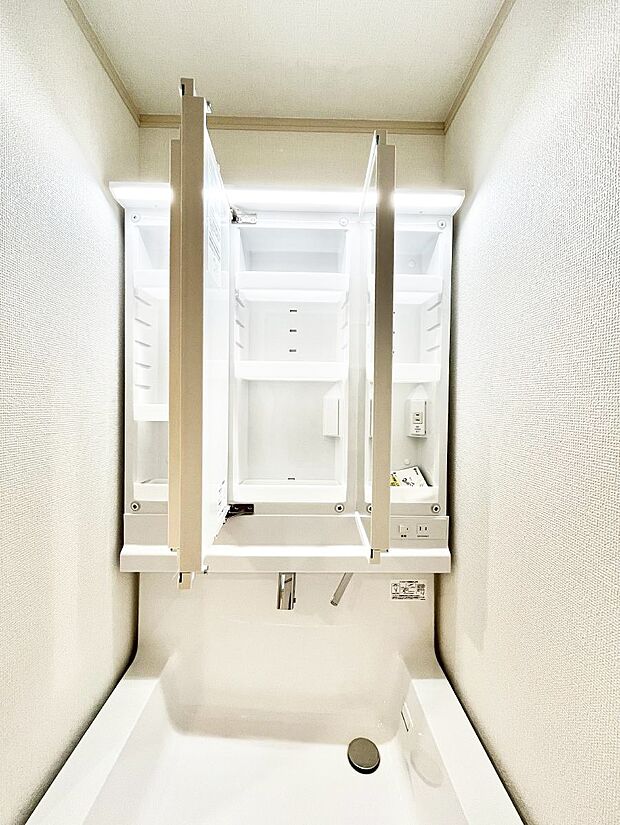 三面鏡の裏に、化粧品や衛生用品などを収納可能。洗面台をすっきりと保ちます！