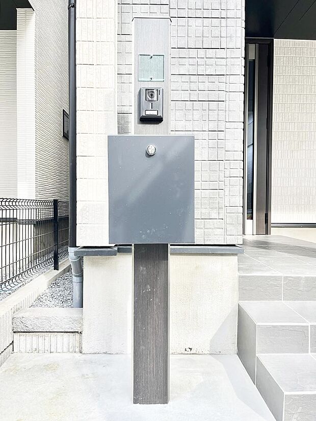 シンプルなデザインのポスト