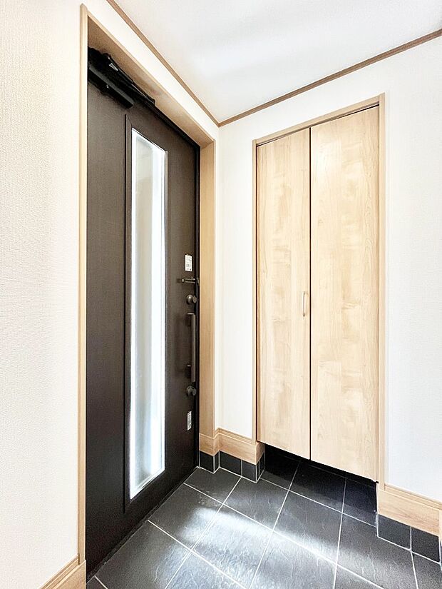 ガラススリットの入った玄関ドアが室内に光を届けてくれます